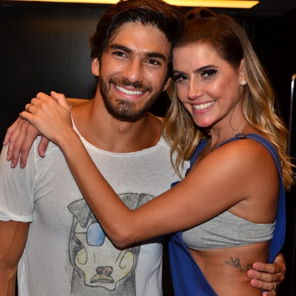 Marido de Deborah Secco, Hugo Moura passeou de ônibus com a filha, Maria Flor, de 1 ano