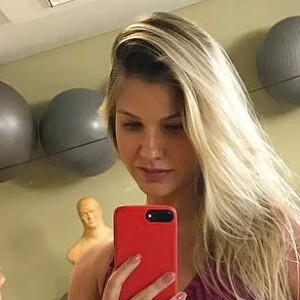Andressa Suita, mulher de Gusttavo Lima, exibiu o barrigão de 6 meses em dia de treino
