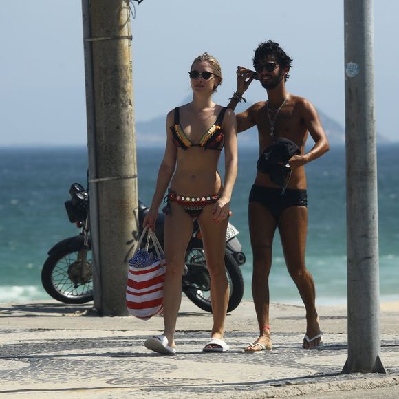 Fiorella Mattheis aproveitou a tarde desta sexta-feira, 17 de março de 2017, para ir à praia com amigos