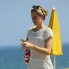 Namorada de Alexandre Patto, Fiorella Mattheis curtiu praia no Rio de Janeiro nesta sexta-feira, 17 de março de 2017