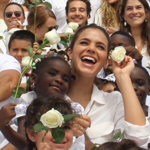 Bruna Marquezine participou de um evento com crianças refugiadas no Cristo Redentor esta semana