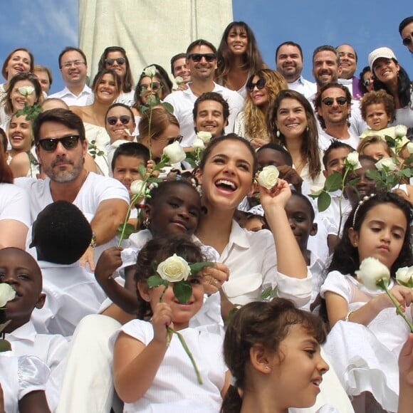 Bruna Marquezine participou de um evento com crianças refugiadas no Cristo Redentor esta semana