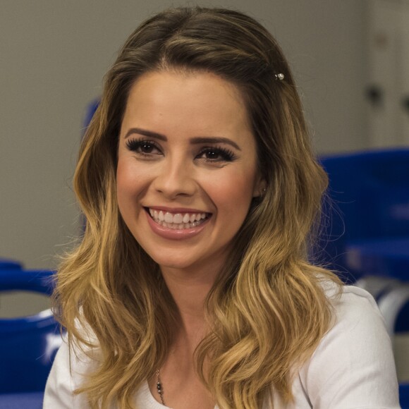 Sandy foi abordada por fã no palco enquanto cantava a música 'Ela/Ele', da turnê 'Meu canto'