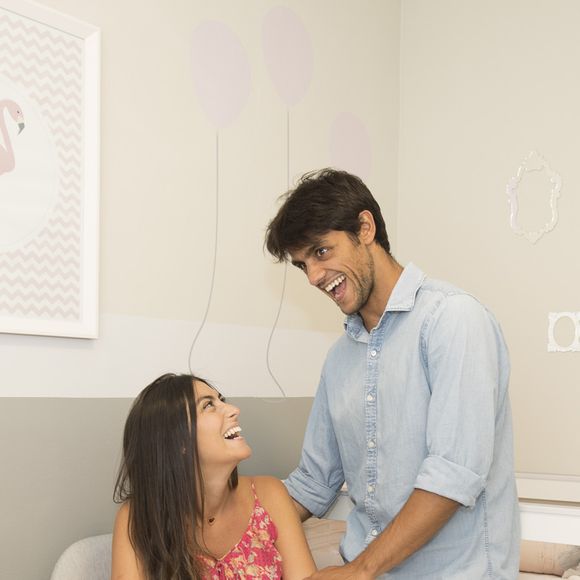 Felipe Simas e Mariana Uhlmann decoraram a mesa do bolo em tons de rosa claro