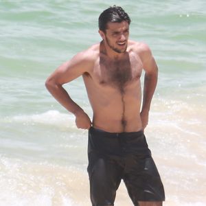 Felipe Simas vai viver um surfista na próxima série da TV Globo