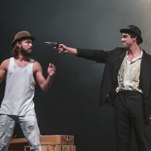 Felipe Simas e Kayky Brito se apresentaram com a peça 'Dois perdidos numa noite suja'
