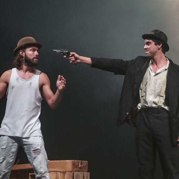 Felipe Simas e Kayky Brito se apresentaram com a peça 'Dois perdidos numa noite suja'