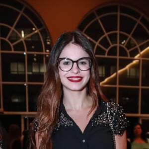 Sthefany Brito também esteve no teatro para prestigiar o irmão