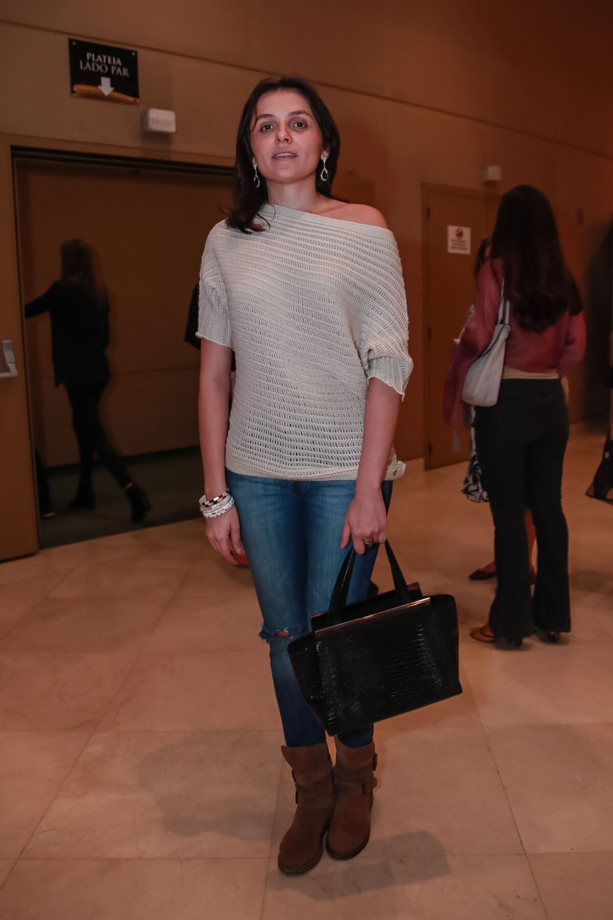 Foto: Monica Iozzi posou sozinha para fotos na chegada ao teatro -  Purepeople