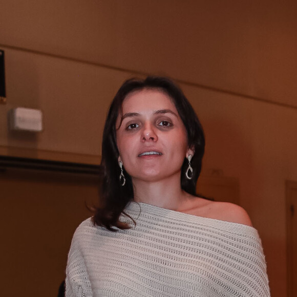 Monica Iozzi posou sozinha para fotos na chegada ao teatro