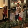 Fred e Paula Armani passeando no shopping com a irmã e a filha do jogador