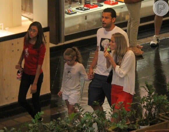 Fred e Paula Armani passeando no shopping com a irmã e a filha do jogador