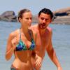 Fred e Paula Armani são flagrados com frequência nas praias cariocas