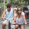 Fred e Paula Armani foram clicados andando de bicicleta na orla do Rio nesta sexta-feira (21 de fevereiro de 2014)