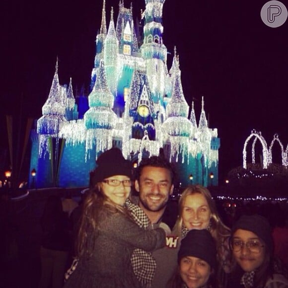 Paula Armani acompanhou Fred na viagem que o jogador fez à Disney com a família