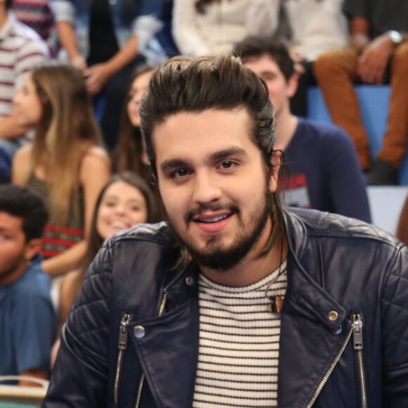 Luan Santana contou que engoliu e se engasgou com um osso de frango momentos antes de ser abordado por uma fã chorando