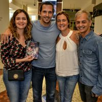 Adriana Esteves e Vladimir Brichta prestigiam espetáculo de Alexandre Nero no RJ