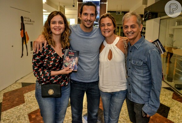 Adriana Esteves e Vladimir Brichta prestigiaram espetáculo de Alexandre Nero no Rio neste sábado, 18 de março de 2017