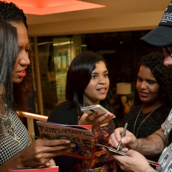 Alexandre Nero atendeu os fãs após peça no Rio de Janeiro na noite de sábado, 18 de março de 2017