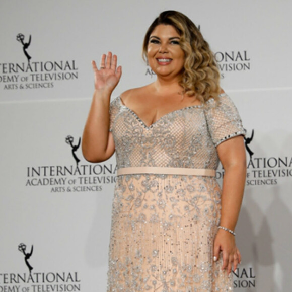 No filme 'Uma Pitada de Sorte', a personagem de Fabiana Karla é uma animadora de festas infantins