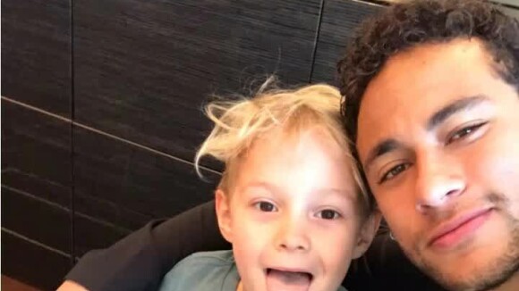 Neymar se derrete ao mostrar carta que ganhou de Davi Lucca: 'Pai, você é lindo'
