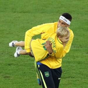 Neymar posou com o filho, Davi Lucca, de 5 anos, e compartilhou registro nas redes sociais