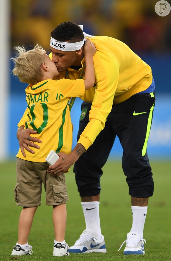 Neymar curtiu o domingo, 19 de março de 2017, acompanhado do filho, Davi Lucca, de 5 anos