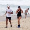 Grazi Massafera e Patrick Bulus suaram a camisa na praia de Ipanema, na Zona Sul do Rio