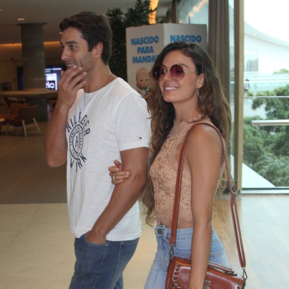 Isis Valverde não desgrudou do namorado, André Resende