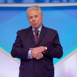 Silvio Santos apareceu com os cabelos brancos neste domingo, 19 de março de 2017, em seu programa no SBT