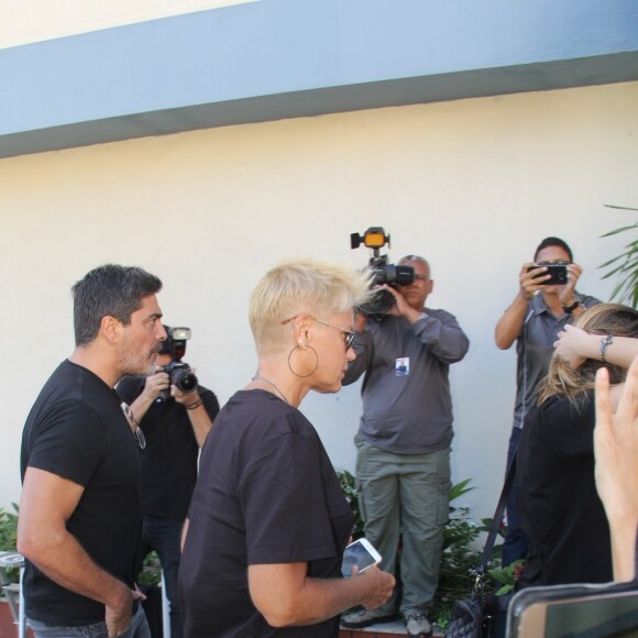Xuxa Meneghel chega ao velório do pai, Luiz Floriano, acompanhada do namorado, Junno Andrade