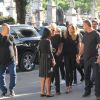 Sasha Meneghel e Xuxa chegam ao velório acompanhadas de familiares e com seguranças