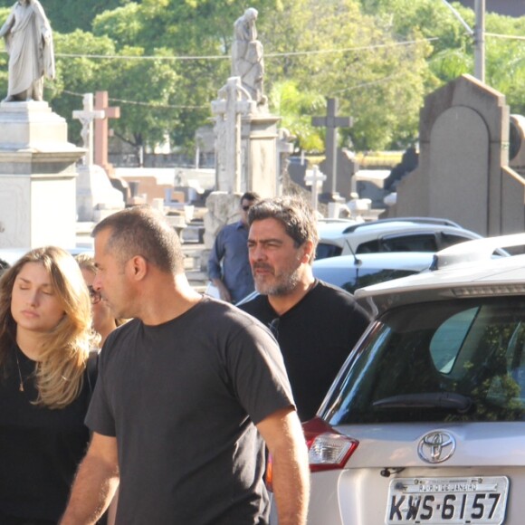 Sasha Meneghel acompanha a mãe, Xuxa, em velório do avô no Rio de Janeiro