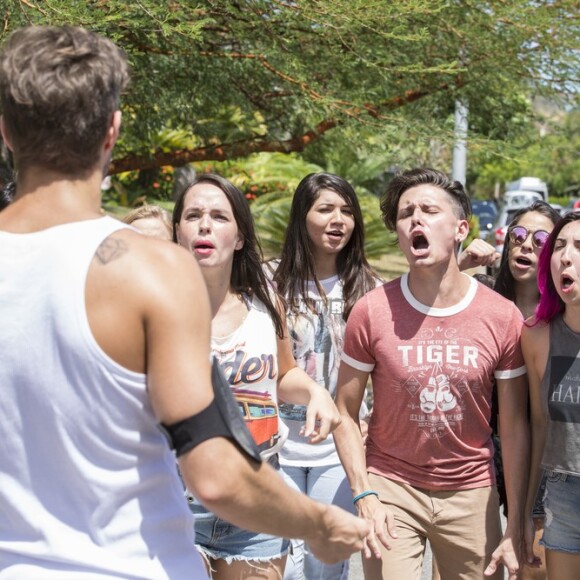 Léo (Rafael Vitti) enfrenta protestos dos fãs, na novela 'Rock Story'