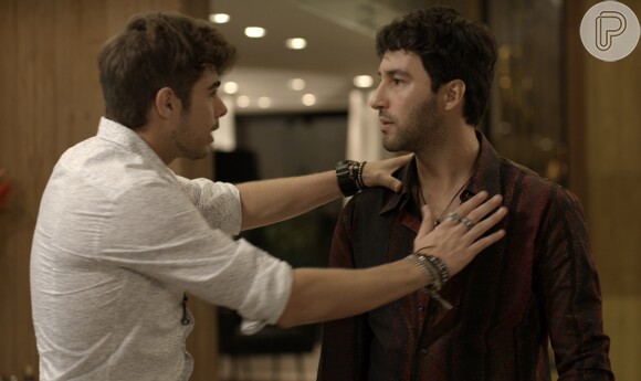Miro (Guilherme Logullo) não gosta da ideia de Nina (Fabi Bang) fingir que namora Léo (Rafael Vitti), na novela 'Rock Story'