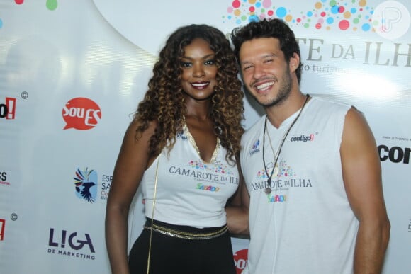 Fernando Rodrigues vai à camarote para curtir carnaval em Vitória, Espírito Santo; ator posou ao lado da atriz Cris Vianna