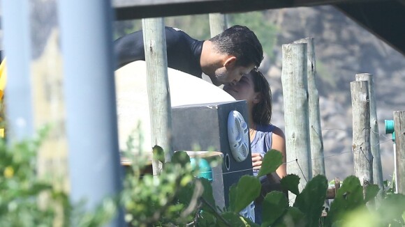 Cauã Reymond beija a namorada, Mariana Goldfarb, em tarde de surfe. Fotos!