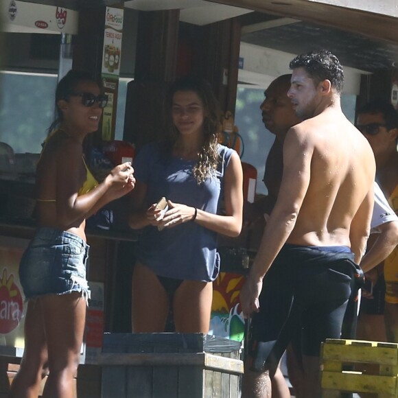 Cauã Reymond e a namorada, Mariana Goldfarb, se divertiram juntos na praia