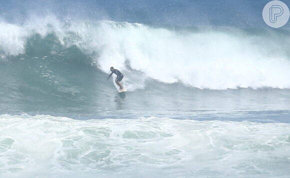 Cauã Reymond mostra habilidade ao surfar na Prainha, na Zona Oeste do Rio
