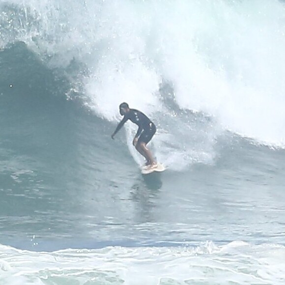 Cauã Reymond mostra habilidade ao surfar na Prainha, na Zona Oeste do Rio