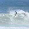 Cauã Reymond se diverte ao surfar na Prainha, Zona Oeste do Rio