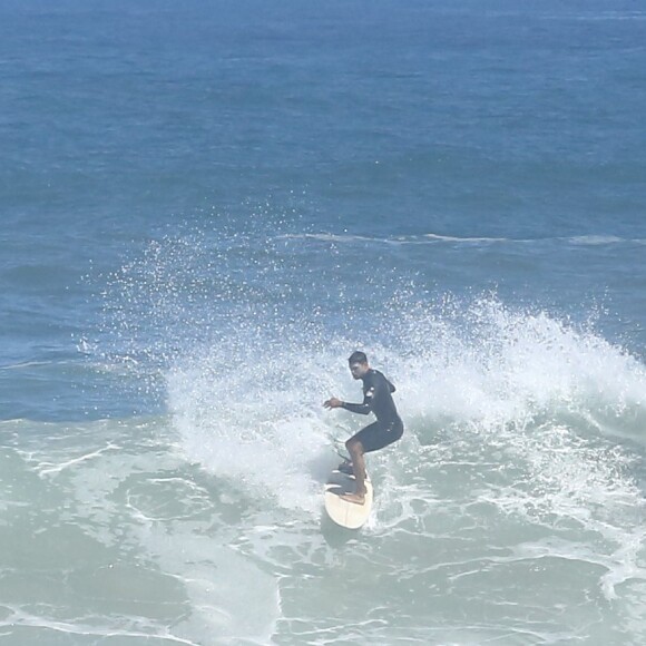 Cauã Reymond se diverte ao surfar na Prainha, Zona Oeste do Rio