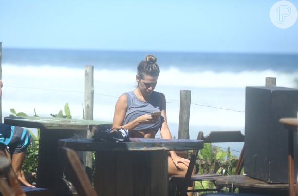 Mariana Goldfarb acompanhou a tarde de surfe do namorado, Cauã Reymond