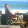 Mariana Goldfarb foi à praia com o namorado, Cauã Reymond
