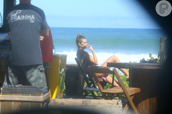 Mariana Goldfarb foi à praia com o namorado, Cauã Reymond