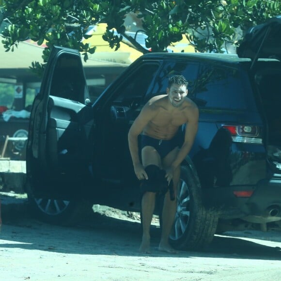 Cauã Reymond troca de roupa no carro após dia de surfe no Rio