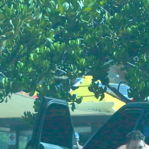 Cauã Reymond troca de roupa no carro após dia de surfe no Rio