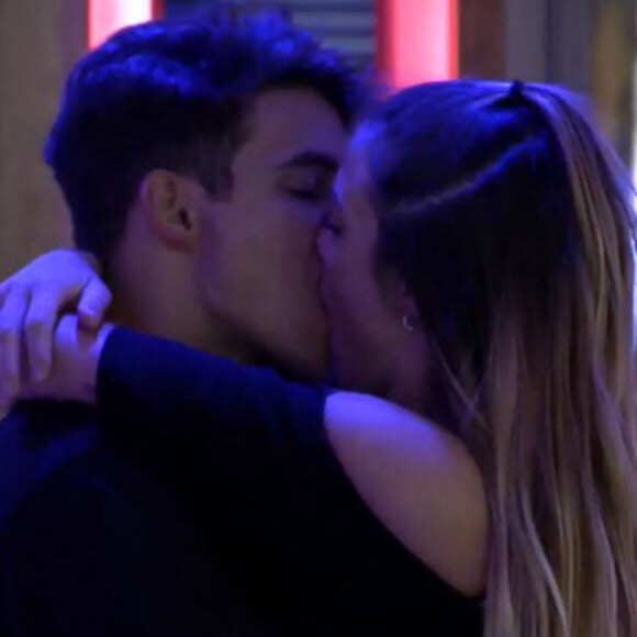 Ex-BBB Antônio vive romance com a americana Alyson dentro do 'Gran Hermano VIP'