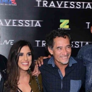 Camilla Camargo posa com Caio Castro e atores do elenco do filme 'Travessia'