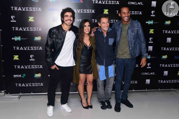 Camilla Camargo posa com Caio Castro e atores do elenco do filme 'Travessia'